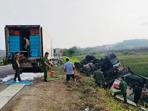 Xe chở hơn 3 tấn tôm lật giữa đêm, công an và người dân kịp thời “giải cứu”