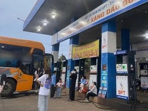 Hy hữu: Hàng chục hành khách bị "bỏ rơi" giữa đường, buộc phải đóng thêm tiền