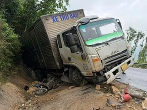 Xe tải đổ đèo nghi mất lái tông xe máy, 2 người thương vong