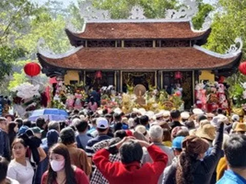 CLIP: Vượt 633 bậc thang lên dâng hương trong ngày Giỗ Tổ Hùng Vương tại Đà Lạt