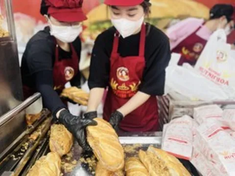 VIDEO: Khách Tây mê mẩn Lễ hội bánh mì Việt Nam, kiên nhẫn xếp hàng giữa dòng người đông đúc