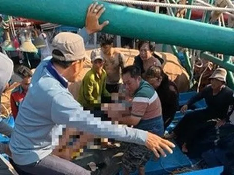 Ngạt khí dưới hầm tàu cá, hai anh em nguy kịch