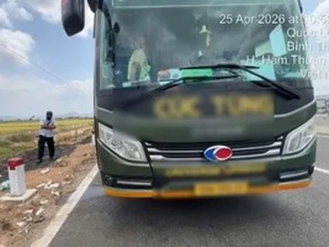 CLIP: Xe khách nhồi nhét người, tài xế và doanh nghiệp bị phạt gần 100 triệu đồng