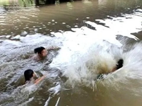Ra suối tắm, hai cháu bé bị đuối nước thương tâm