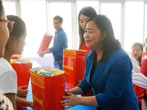 Chủ tịch Ủy ban Trung ương MTTQ Bùi Thị Minh Hoài thăm, tặng quà công nhân ở Thanh Hóa