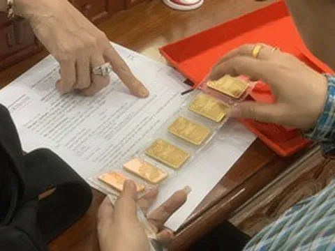 Tối 28-4, giá vàng thế giới đang giảm rất nhanh