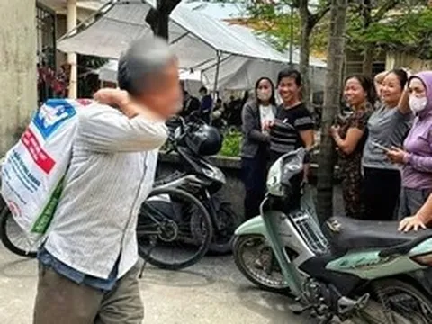 Người dân mang bao tải đựng tiền đền bù đất dự án Olympic