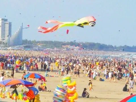 Hơn 70.000 người "phủ kín" bãi biển Vũng Tàu trong ngày 30-4