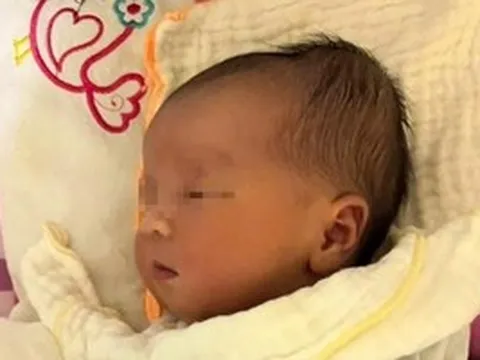 Bé trai kháu khỉnh bị bỏ rơi trong chùa ở TPHCM