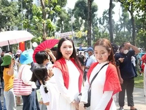 Người dân bắt đầu nô nức xuống phố, chờ xem pháo hoa