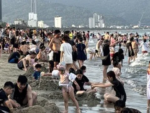 Cận cảnh người dân và du khách đổ dồn về bãi biển Đà Nẵng chiều 30-4