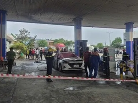 NÓNG: Cháy ô tô tại cây xăng ở Đà Nẵng, 2 người tử vong trong xe