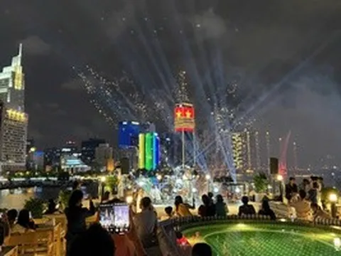 Mới 18 giờ, nhiều khách sạn, du thuyền ở TPHCM đã kín chỗ xem pháo hoa