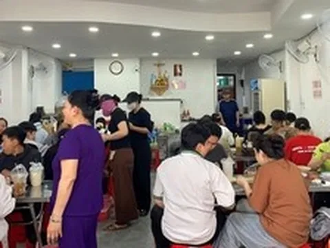Khách ngồi kín chỗ, hàng quán ở TP.HCM 'hốt bạc' dịp lễ