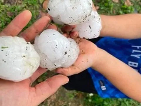 Chuyên gia lý giải về hiện tượng mưa đá nhiều hiếm gặp, hạt lớn bằng quả trứng gà, bóng tennis