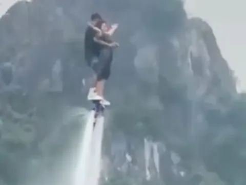 Hé lộ nguyên nhân khiến du khách và vận động viên flyboard chìm xuống hồ khi đang biểu diễn