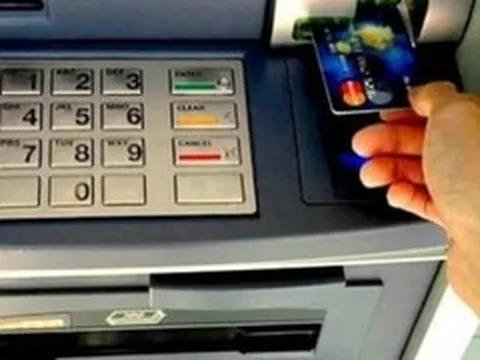 Người dân ngày càng ít dùng tiền mặt, số cây ATM giảm dần