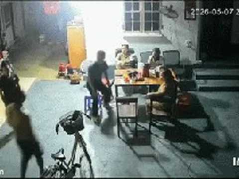 Toàn bộ clip nhóm đối tượng xông vào nhà dân hành hung khiến 2 người nhập viện ở Hà Nội