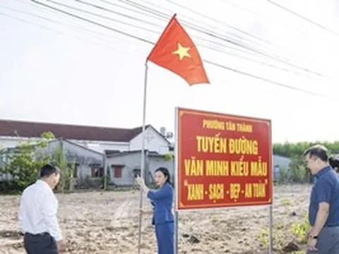 Lan tỏa sắc đỏ cờ Tổ quốc trên những tuyến đường xanh