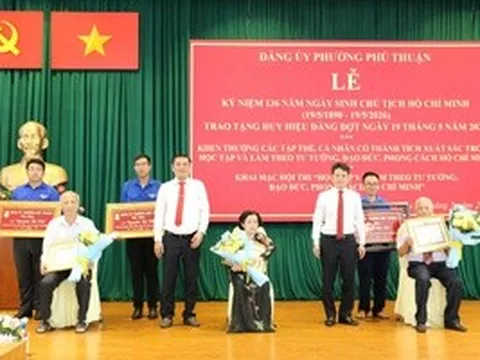 Trao tặng huy hiệu Đảng tại phường Phú Thuận