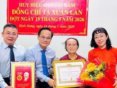 TPHCM: 31 đảng viên xã Bình Hưng nhận Huy hiệu Đảng