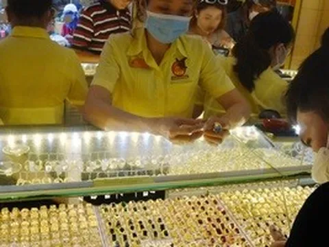 Giá vàng hôm nay 16-5: Vàng thế giới giảm sốc hơn 120 USD/ounce