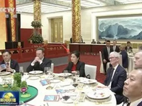 Nữ doanh nhân ngồi giữa Tim Cook và Elon Musk tại quốc yến: Từ nữ công nhân đến "bà trùm" nắm giữ yết hầu chuỗi cung ứng Apple, Tesla; sở hữu 1 nhà máy quan trọng tại Việt Nam