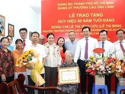 TPHCM trao Huy hiệu 80 năm, 70 năm tuổi Đảng cho đảng viên lão thành