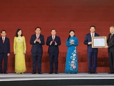 Tổng Bí thư, Chủ tịch nước Tô Lâm trao Nghị quyết của Quốc hội về thành lập thành phố Đồng Nai