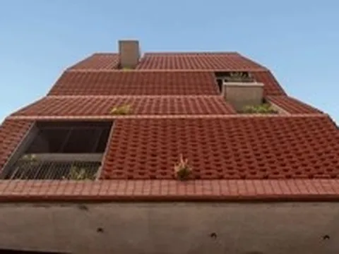 Ngôi nhà với mặt tiền thú vị từ hàng trăm viên ngói đỏ