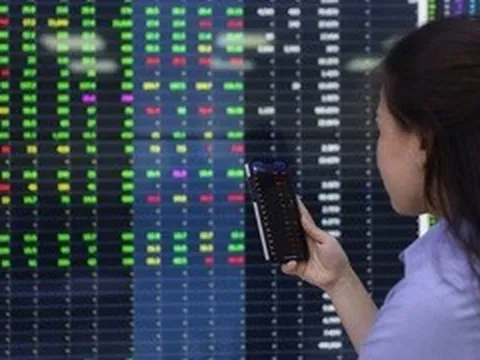 Chứng khoán ngược dòng ngoạn mục, thoát phiên giảm sâu hơn 50 điểm