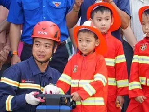 CLIP: Mang giấc mơ lính cứu hỏa đến với các bệnh nhi đặc biệt