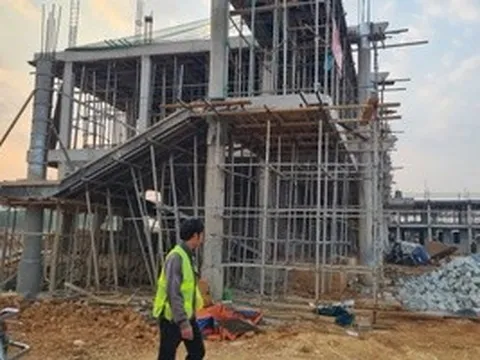 Thiếu nhân công, dự án trường liên cấp vùng biên phải “cầu cứu” địa phương tìm người