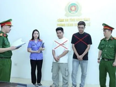 Kiểm tra kho hàng, bắt 2 chủ shop giày dép Trần Công Tùng và Lã Văn Ước