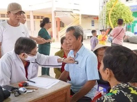 Mang yêu thương đến người dân vùng biển Đá Bạc