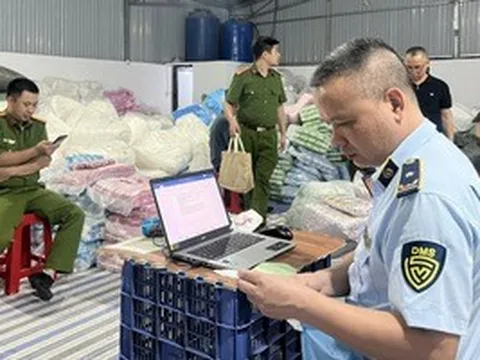 Khởi tố vụ án sản xuất băng vệ sinh giả quy mô hàng chục ngàn gói