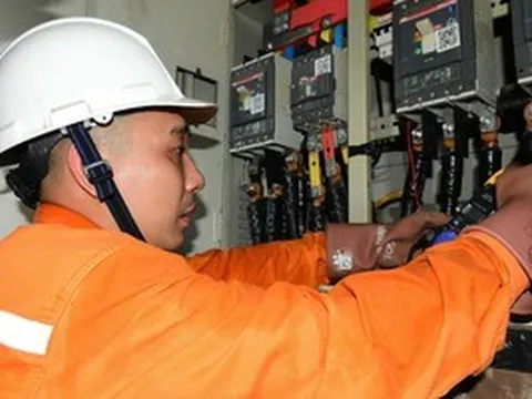 Một số nơi ở "chảo lửa" 40 độ C tại Hà Nội mất điện, người dân mang con tới nhà họ hàng "sơ tán"