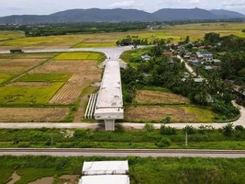 Vì sao cầu vượt đường sắt Bắc - Nam thuộc dự án 442 tỉ đồng ở Thanh Hóa dừng thi công?