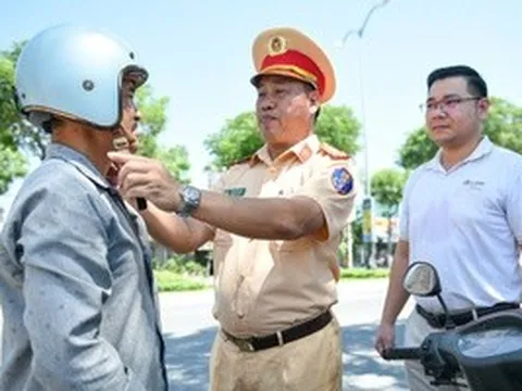 Đà Nẵng: Trao tặng 2.000 mũ bảo hiểm đạt chuẩn cho người dân