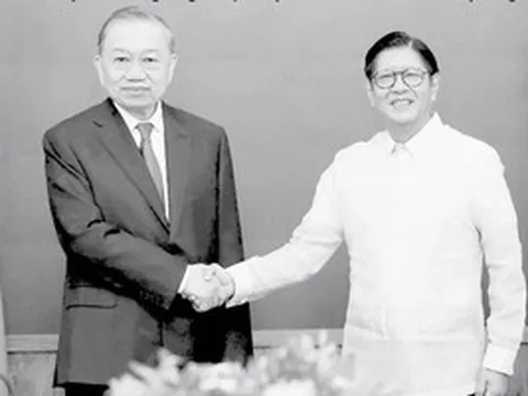 Báo in ngày 2-6: Trước cổng trường thi