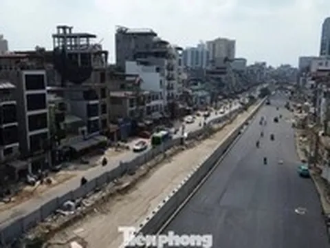 Cận cảnh 500m đường Vành đai 1 Hoàng Cầu - Voi Phục vừa hoàn thành thảm nhựa