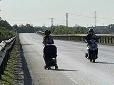 Hai đứa trẻ cùng mẹ xuyên miền Trung dưới nắng 40 độ C: Yêu cầu theo dõi chặt chẽ