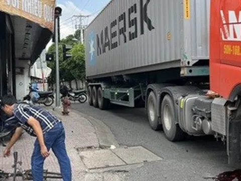 Nam thanh niên chạy xe đạp bị xe container tông tử vong ở TPHCM