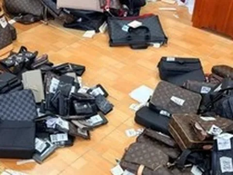 Khởi tố nữ giám đốc bán túi xách, ví nhái hàng hiệu