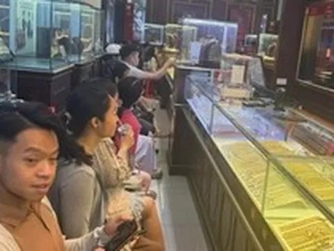 Lỗ ngay 4 triệu đồng/lượng, vì sao nhiều người vẫn xếp hàng mua vàng?