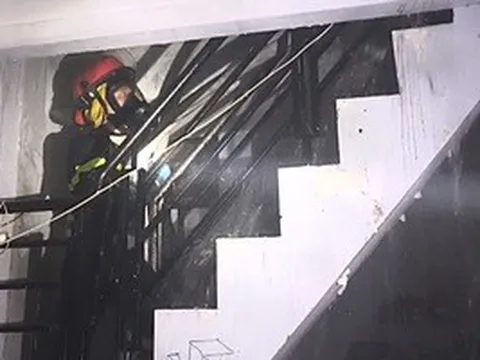 Cháy nhà trong hẻm sâu ở TPHCM, cảnh sát nỗ lực dập lửa