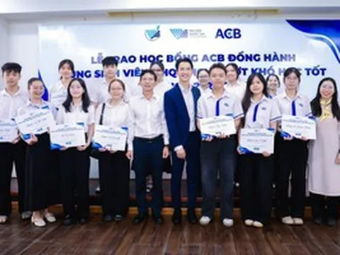 Chủ tịch ACB Trần Hùng Huy kỳ vọng sinh viên tiêu biểu sẽ trở thành lãnh đạo doanh nghiệp hàng đầu