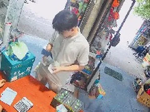 Khách Trung Quốc đưa xấp tiền 500.000 đồng, phản ứng của chủ tiệm ở TP.HCM gây xôn xao