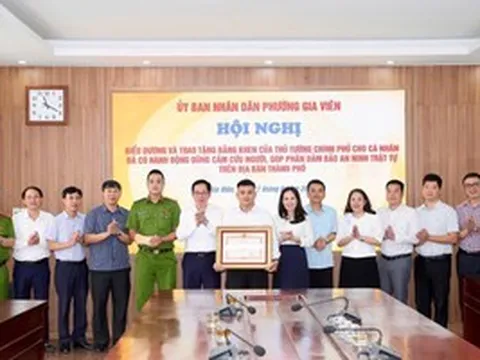 Thủ tướng tặng Bằng khen cho thanh niên dùng bình cứu hoả ngăn đối tượng đâm người giữa phố