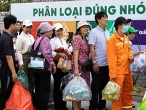 Một “ông lớn” hàng tiêu dùng cắt giảm 1.400 tấn nhựa nguyên sinh mỗi năm, đưa công nghệ vào thu hồi rác tái chế tại TP.HCM